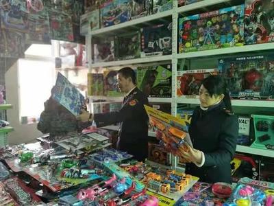 激光笔不是玩具——西湖区局开展校园周边激光笔整治行动，规范玩具销售